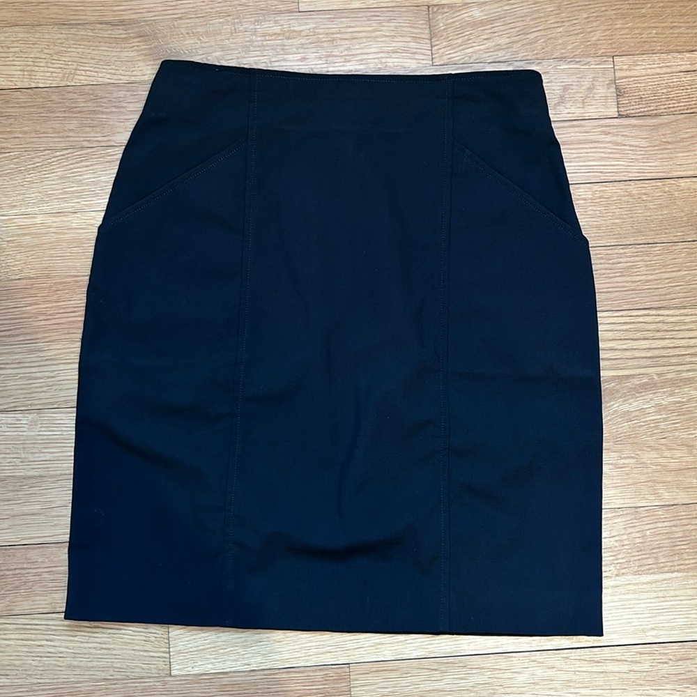 Size 2 Theory Skirt w/ Pockets